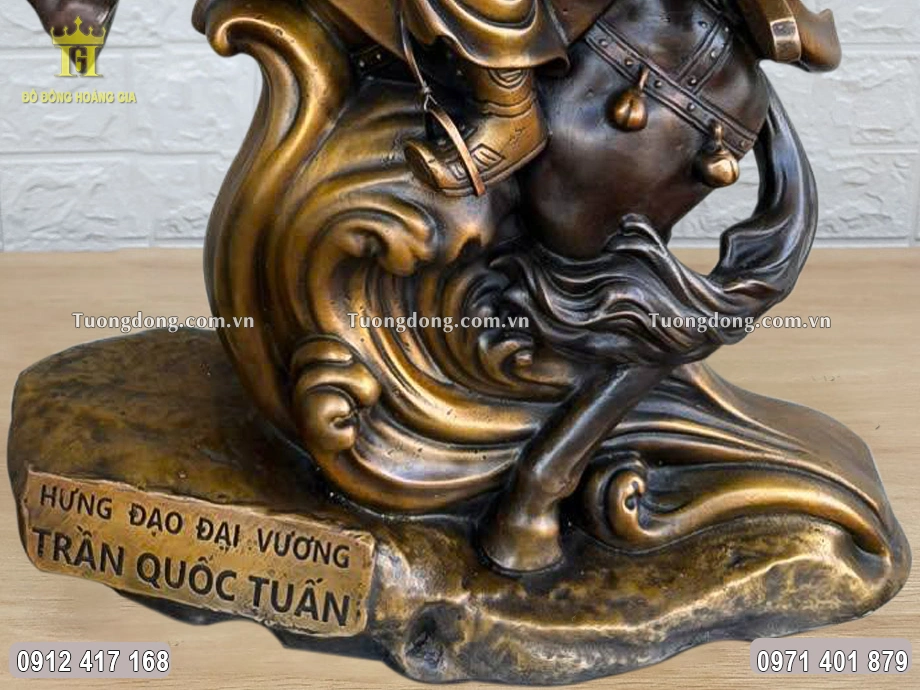 Phần chân đế được đúc chắc chắn, vững chãi